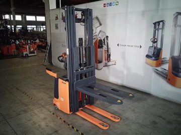 XE 1,000-2,000kg Electric Lift Stacker