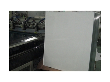 The ITO coated glass is separated by compartment paper or plastic compartments to effectively prevent damage to the glass and coating caused by sliding and friction.   The ITO coated glass uses vacuum packaging or kraft packaging. A small pack contai